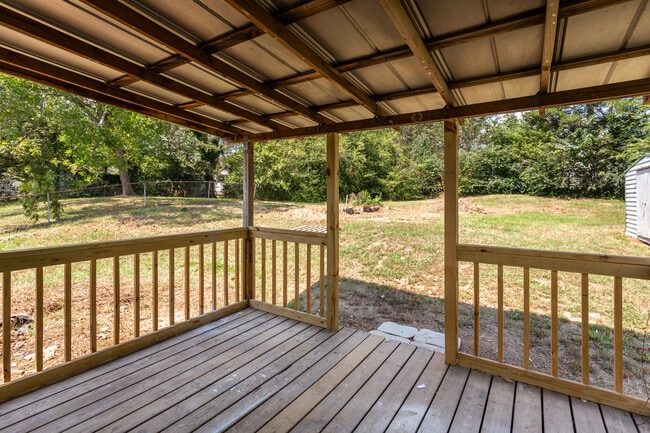 Building Photo - 419 Pine Ln