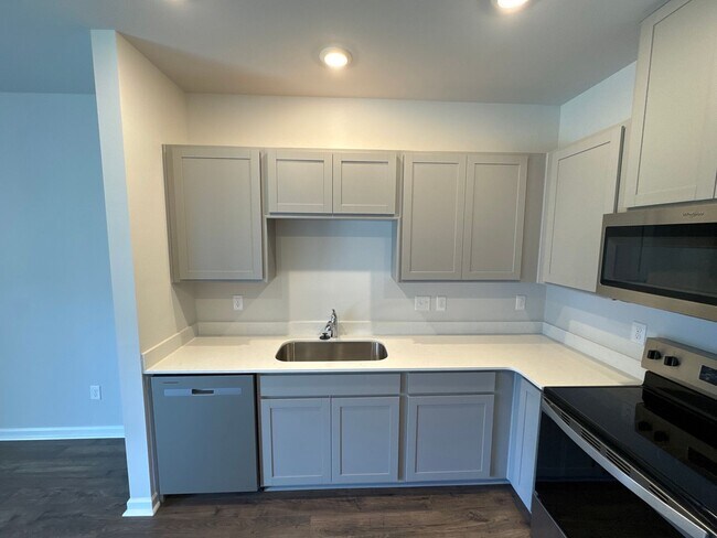 Building Photo - Beautiful 3BR Townhome in Prime Lebanon Location