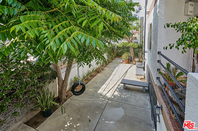 Building Photo - 443 S Gramercy Pl