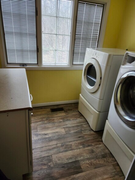 Building Photo - 1600 Woodland Way