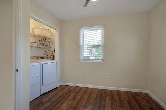 Building Photo - 3 bedroom 1 bath house in Midtown availabl...
