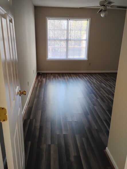 Building Photo - 509 N Pointe Crk
