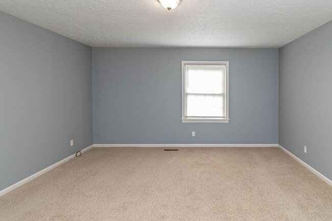 Building Photo - SPACIOUS Brick Home ~ Great location close...