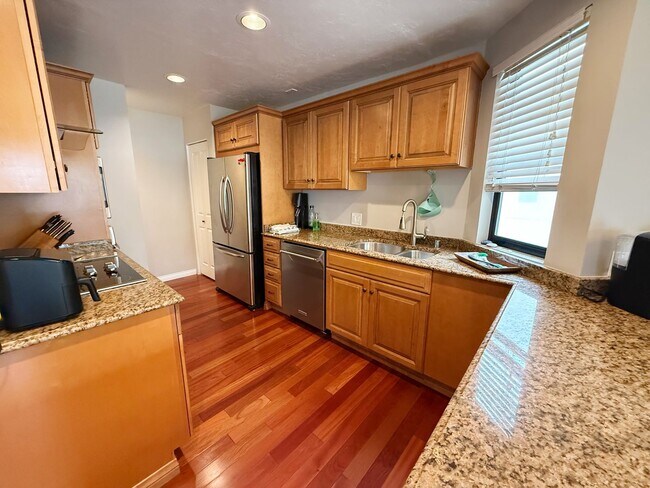 Building Photo - Beautifully Furnished 2 Bed/2.5 Bath Townhome in the Desirable Woodlands of La Jolla