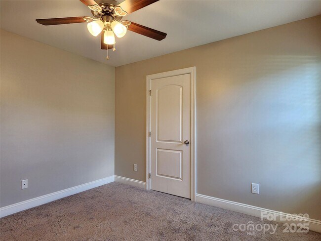 Building Photo - 1556 Kingston Dr