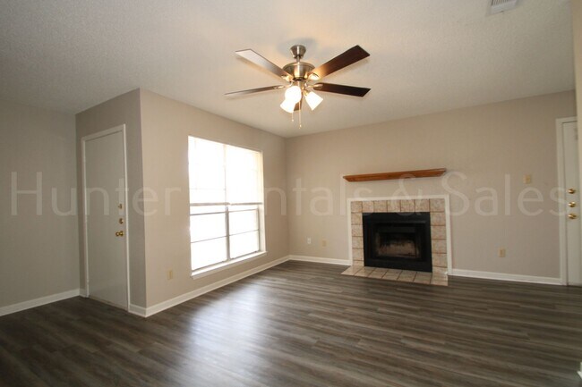 Building Photo - Move-In Today!