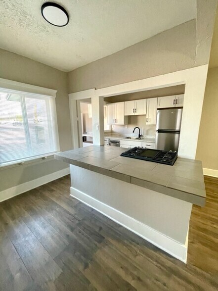 Primary Photo - 422 N Park Ave