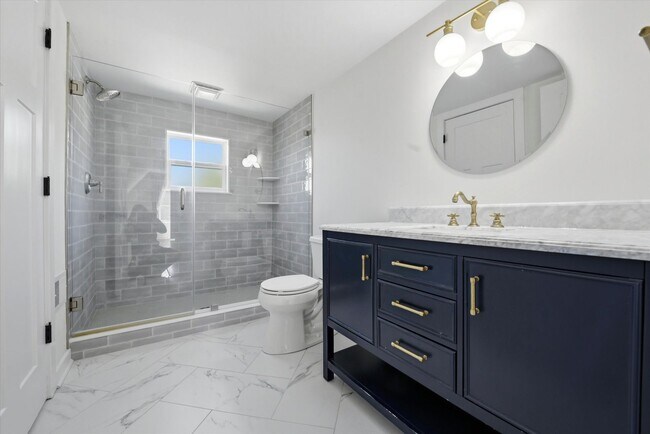 Building Photo - Charming Updated 4B/2.5B Home with Fenced Yard & Parking Included