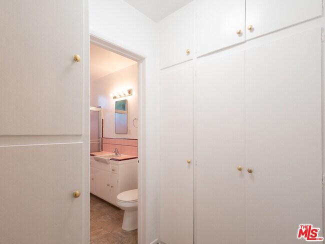 Building Photo - 422 Arnaz Dr
