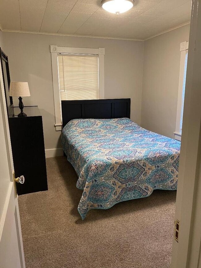 Building Photo - 2 Bedroom house.