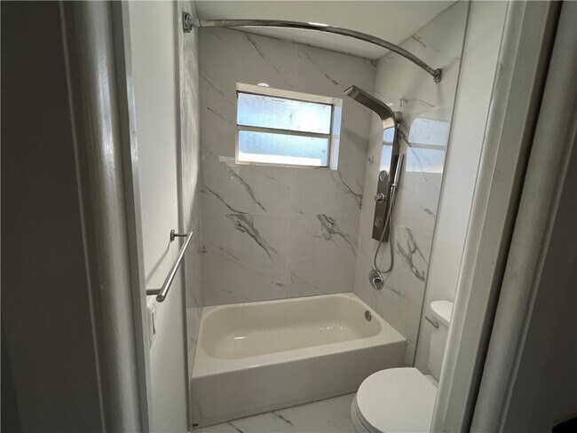 Building Photo - 1975 NE 135th St