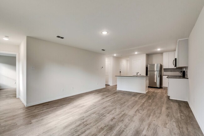 Building Photo - 123 Vista Rd