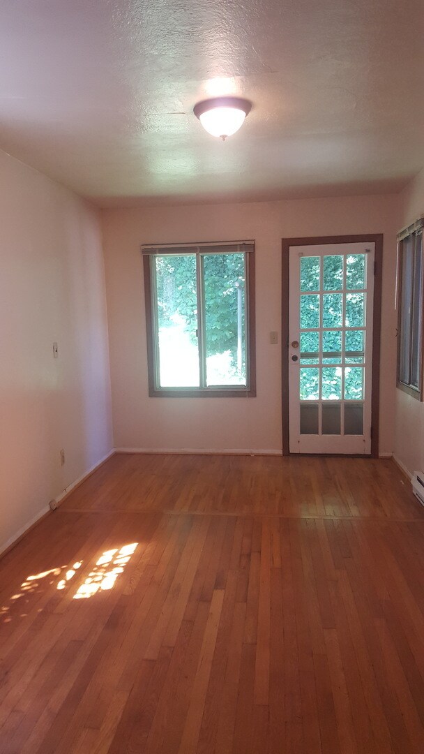 Building Photo - Charming 2 Bedroom 2 bath home with finish...