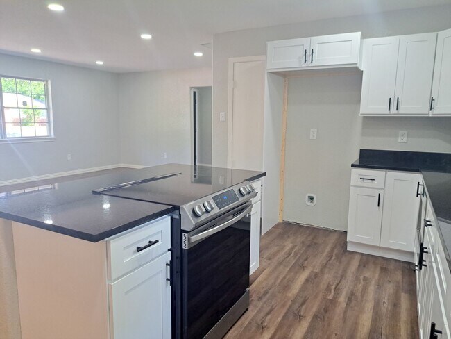 Building Photo - 5 bedroom / 2 bath