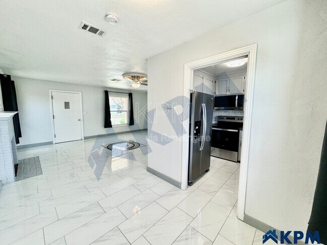 Building Photo - 2037 Lake Dr
