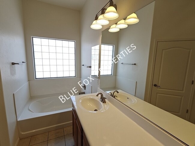 Building Photo - 324 N Oak Tree Canyon Loop