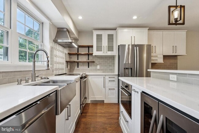 Building Photo - 284 Parker Ave