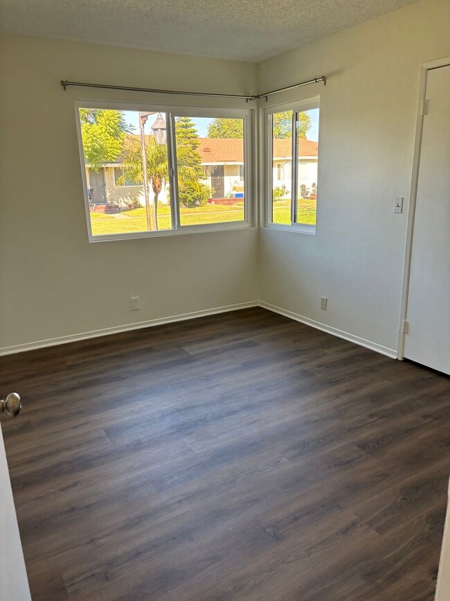 Building Photo - NEWLY REMODELED 2 BEDROOM 1 1/2 BATH CONDO