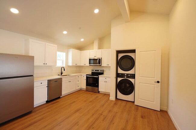 Building Photo - 4805 Charlotte Way