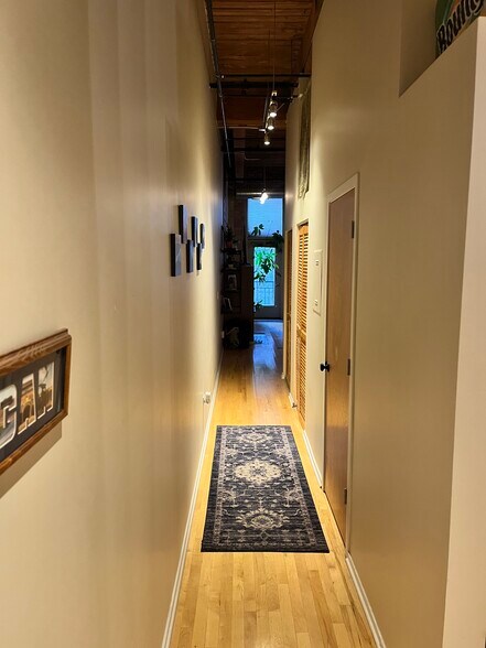 Building Photo - 1500 W Monroe St