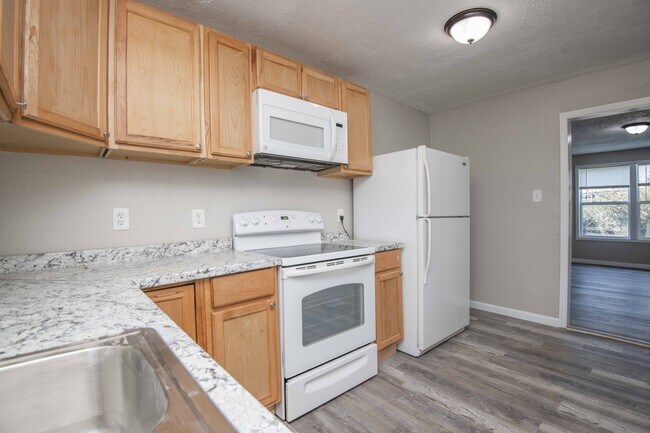 Building Photo - 912 Hotel Ave