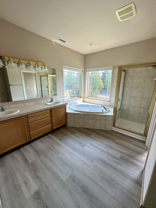 Building Photo - Breathtaking Rambler in Richland