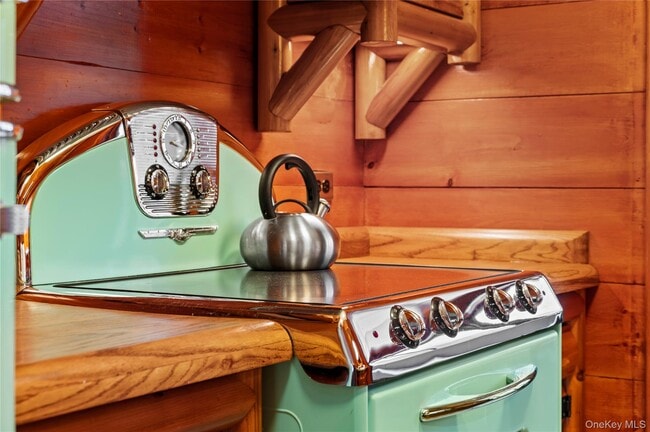 Building Photo - 6 Alpine Rd