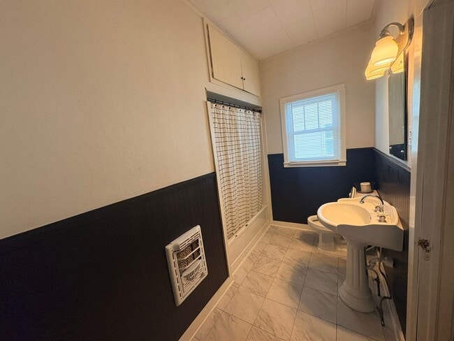 Building Photo - 1104 11th St