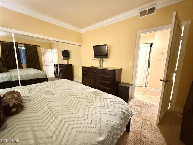 Building Photo - 230 E Flamingo Rd