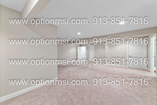 Building Photo - Blue Valley Townhome!