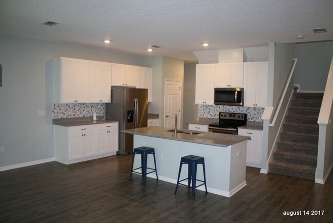 Building Photo - Large 3/3/2 Townhome Carrollwood