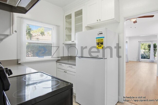 Building Photo - 1253 Del Rey Ave