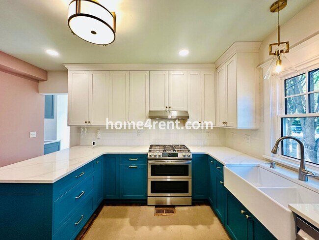 Building Photo - Beautiful, KCMO Home with Historic Charm, Updated Kitchen, Wood Floors and a Fenced Yard!
