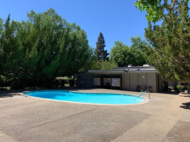 Building Photo - 50% OFF 1st Months Rent !!! 3 Bedroom, 2 1/2 Bath in Fair Oaks