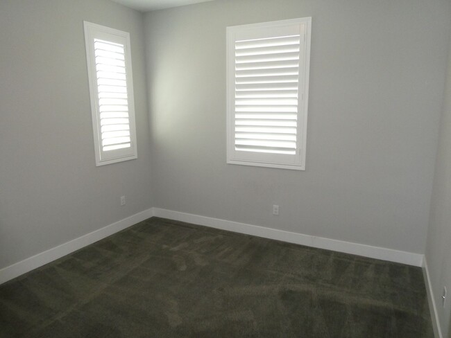 Building Photo - 5 Bedroom Home for Rent in Santa Clarita!