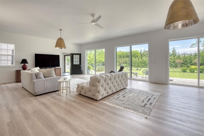 Building Photo - 745 Golf View Ct