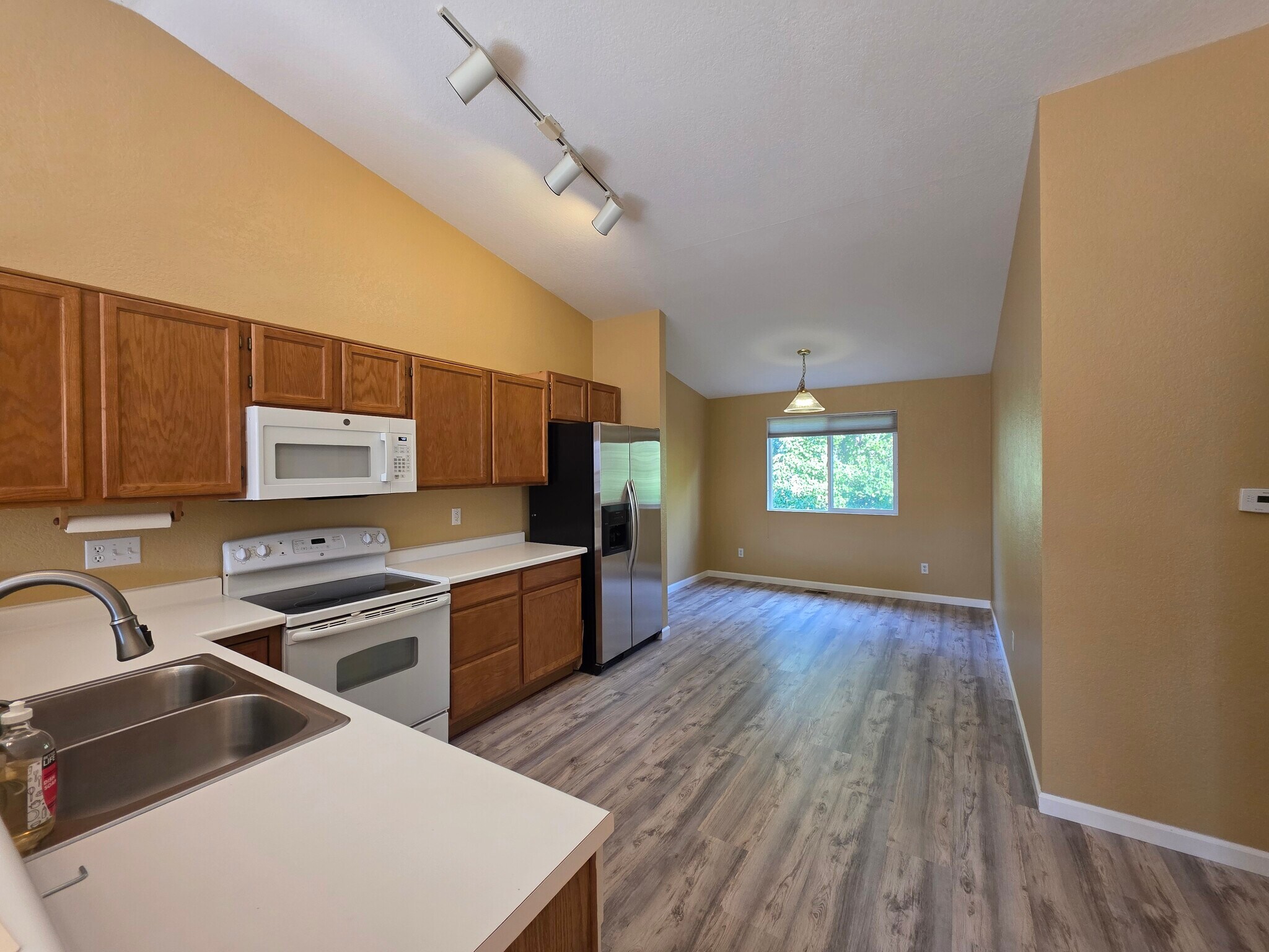 Building Photo - 8116 Eagleview Dr