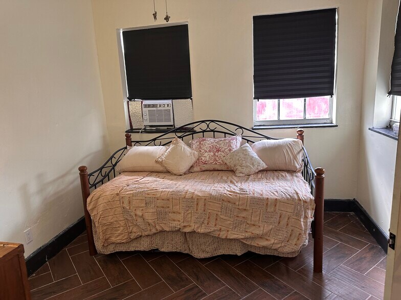 Building Photo - 1934 Washington St