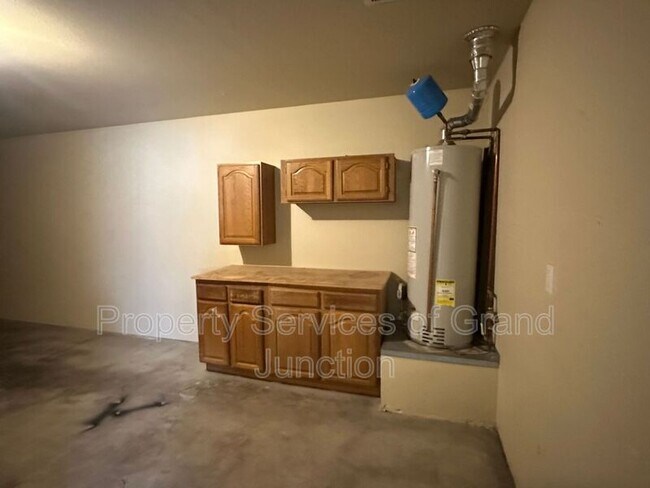 Building Photo - 585 1/2 Belhaven Way