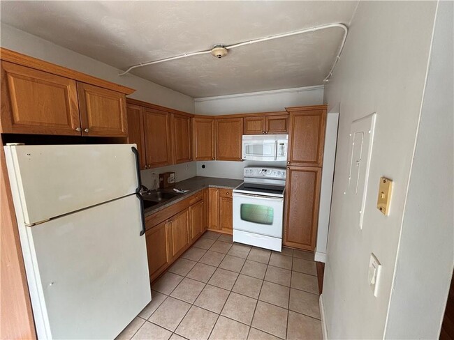Building Photo - 336 Killingly St