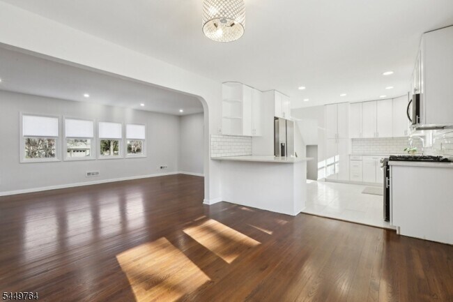 Building Photo - 287 Country Club Dr