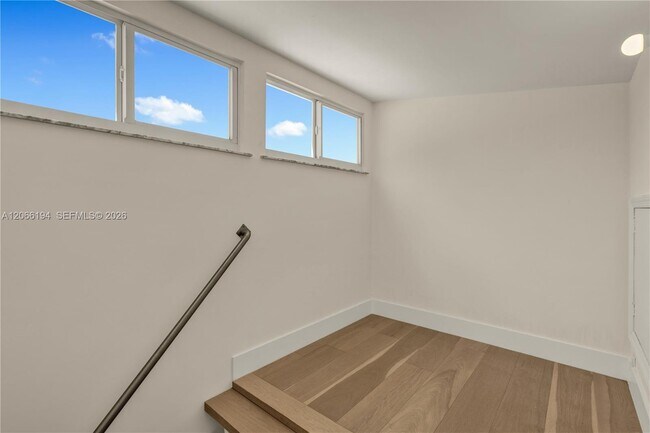 Building Photo - 6011 N Bayshore Dr