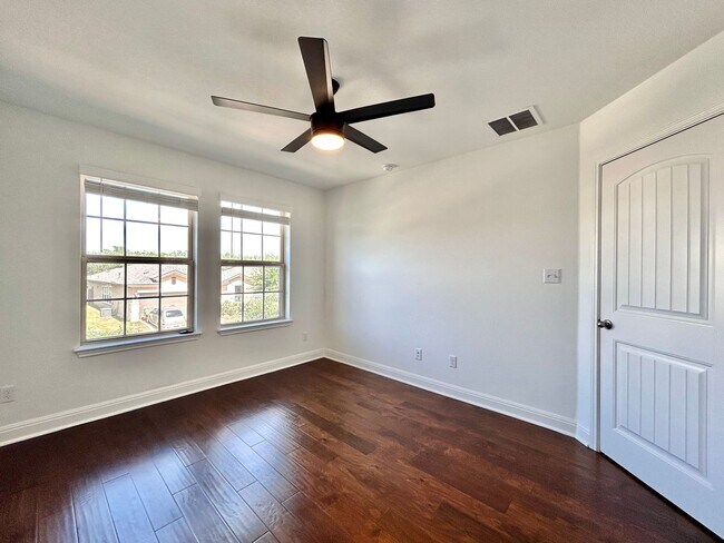 Building Photo - Beautiful and Contemporary 3 BR / 2.5 BA H...