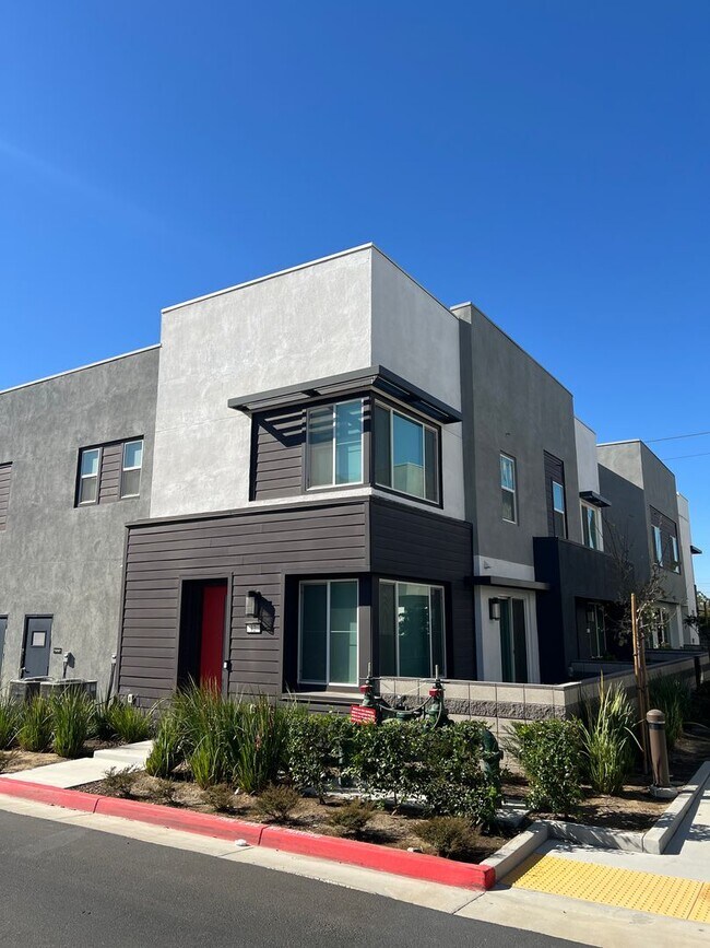 Building Photo - 3 bed, 2.5 bath located in Ontario!