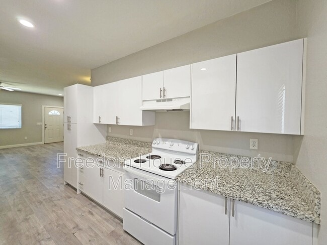 Building Photo - 1121 Sixshooter Ave