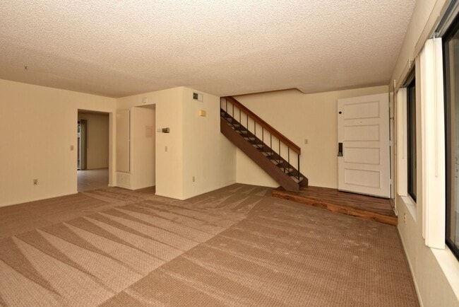 Building Photo - Make this Tanglewood Townhome your cozy home!