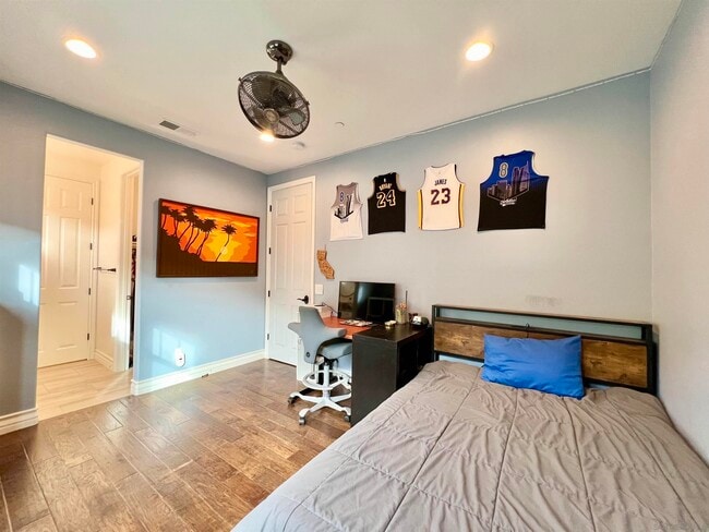 Building Photo - 517 N Cedros Ave