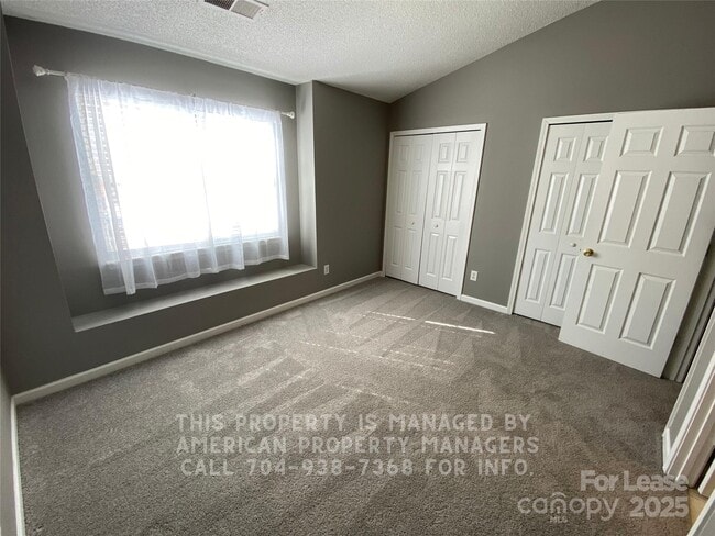 Building Photo - 10580 English Setter Way