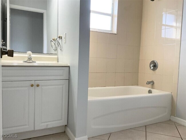 Building Photo - 3216 SW 7th Pl