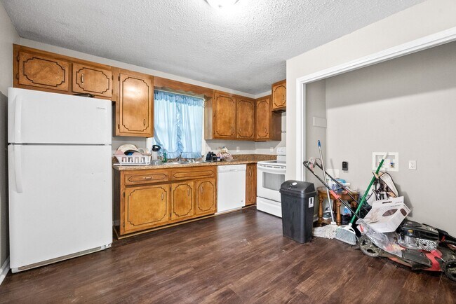 Building Photo - 135 E St